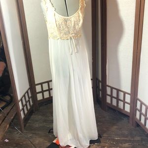 Vintage Vanity Fair nude/ivory maxi night gown/nude lace bodice/full skirt 38